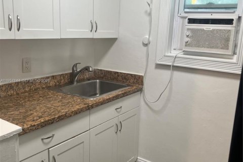 House in Hollywood, Florida 1 bedroom, 60.39 sq.m. № 2011683 - photo 11