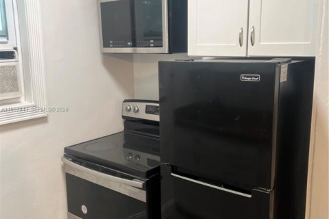 House in Hollywood, Florida 1 bedroom, 60.39 sq.m. № 2011683 - photo 12