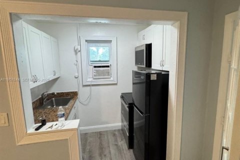 House in Hollywood, Florida 1 bedroom, 60.39 sq.m. № 2011683 - photo 9