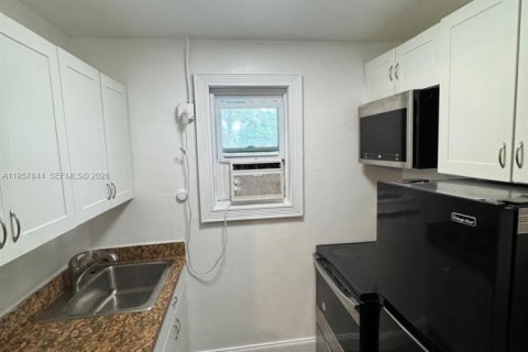 House in Hollywood, Florida 1 bedroom, 60.39 sq.m. № 2011683 - photo 10