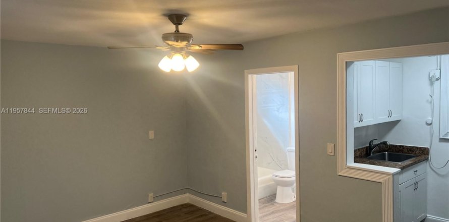 House in Hollywood, Florida 1 bedroom, 60.39 sq.m. № 2011683