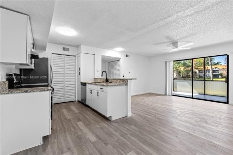 Copropriété à vendre à Naples, Floride: 2 chambres, 85.47 m2 № 2012267 - photo 12