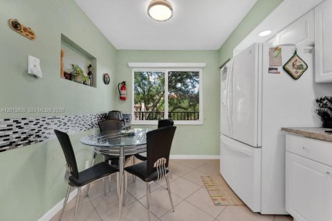 Condo in Pembroke Pines, Florida, 2 bedrooms № 2076010 - photo 12