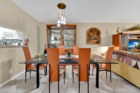 Condo in Pembroke Pines, Florida, 2 bedrooms № 2076010 - photo 8