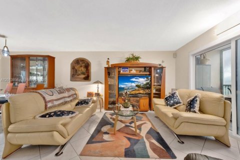 Condo in Pembroke Pines, Florida, 2 bedrooms № 2076010 - photo 6
