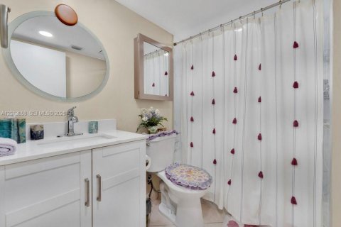 Condo in Pembroke Pines, Florida, 2 bedrooms № 2076010 - photo 17