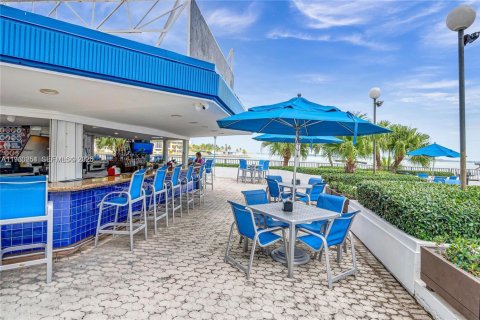 Condo in Miami, Florida, 2 bedrooms № 2028819 - photo 27