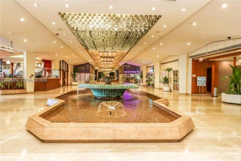 Condo in Miami, Florida, 2 bedrooms № 2028819 - photo 2