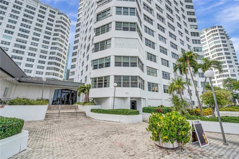 Condo in Miami, Florida, 2 bedrooms № 2028819 - photo 6