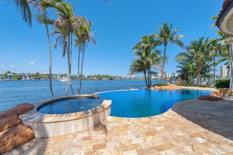 House in Pompano Beach, Florida 6 bedrooms, 975.94 sq.m. № 2185746 - photo 4