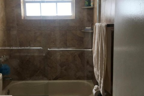 Condo in North Bay Village, Florida, 2 bedrooms № 2078921 - photo 7