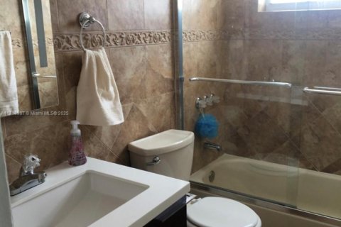 Condo in North Bay Village, Florida, 2 bedrooms № 2078921 - photo 6