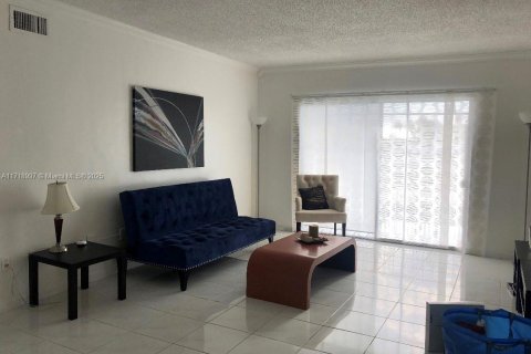 Condo in North Bay Village, Florida, 2 bedrooms № 2078921 - photo 2