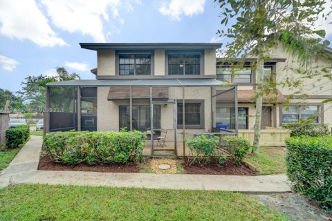 Touwnhouse à louer à Pembroke Pines, Floride: 3 chambres, 151.24 m2 № 2048025 - photo 2