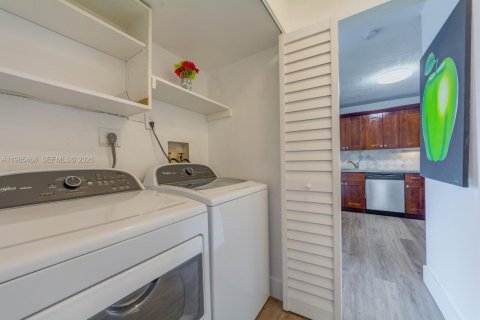 Touwnhouse à louer à Pembroke Pines, Floride: 3 chambres, 151.24 m2 № 2048025 - photo 17