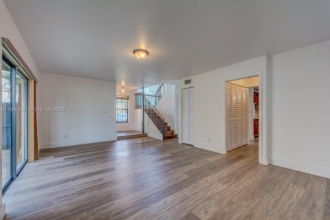 Touwnhouse à louer à Pembroke Pines, Floride: 3 chambres, 151.24 m2 № 2048025 - photo 8