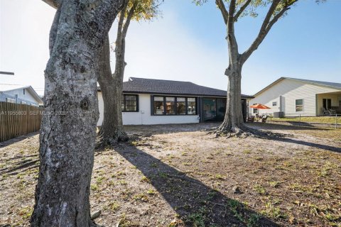 House in Stuart, Florida 2 bedrooms, 103.68 sq.m. № 2009894 - photo 2