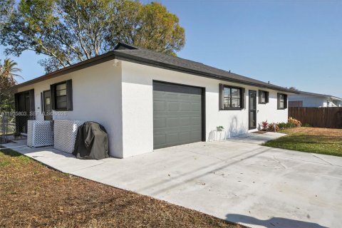 House in Stuart, Florida 2 bedrooms, 103.68 sq.m. № 2009894 - photo 5