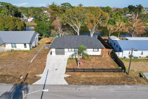 House in Stuart, Florida 2 bedrooms, 103.68 sq.m. № 2009894 - photo 4