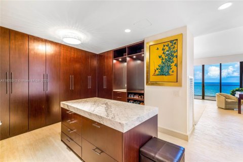 Купить кондоминиум в Бэл-Харбор, Флорида 3 спальни, 327.39м2, № 1939372 - фото 15