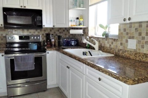 Condo in Lake Worth, Florida, 2 bedrooms  № 1809526 - photo 2