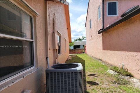 Casa en venta en Lauderhill, Florida, 4 dormitorios, 156.45 m2 № 2265588 - foto 24