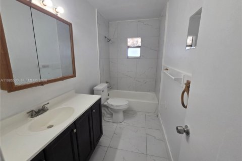 Condominio en alquiler en Lauderhill, Florida, 2 dormitorios, 77.02 m2 № 2047545 - foto 11