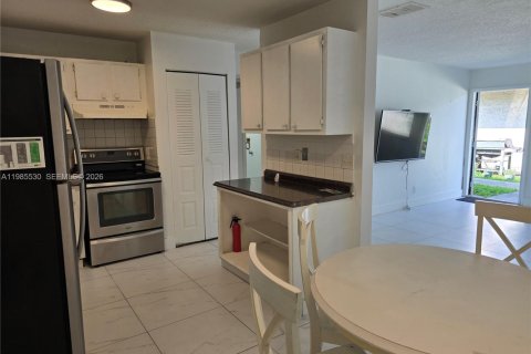 Condominio en alquiler en Lauderhill, Florida, 2 dormitorios, 77.02 m2 № 2047545 - foto 2