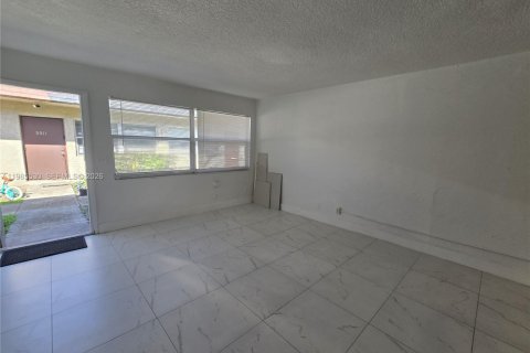 Condominio en alquiler en Lauderhill, Florida, 2 dormitorios, 77.02 m2 № 2047545 - foto 5