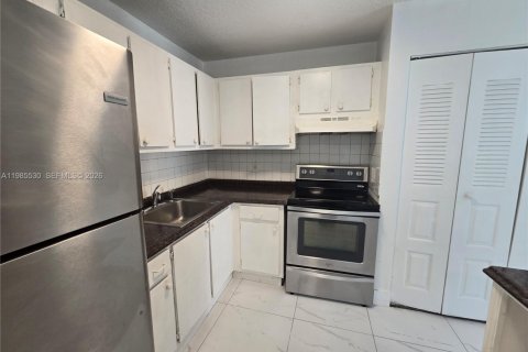 Condominio en alquiler en Lauderhill, Florida, 2 dormitorios, 77.02 m2 № 2047545 - foto 3
