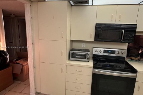 Купить кондоминиум в Тамарак, Флорида 2 спальни, 117.99м2, № 1865393 - фото 9