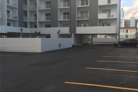 Apartamento en alquiler en Miami, Florida, 1 dormitorio, 4424.38 m2 № 1993675 - foto 3