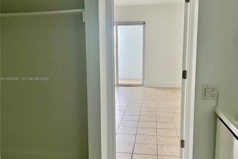 Apartamento en alquiler en Miami, Florida, 1 dormitorio, 4424.38 m2 № 1993675 - foto 13