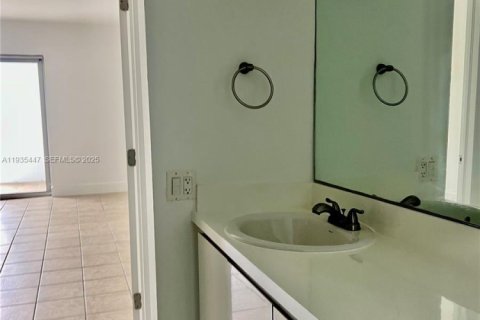 Apartamento en alquiler en Miami, Florida, 1 dormitorio, 4424.38 m2 № 1993675 - foto 14