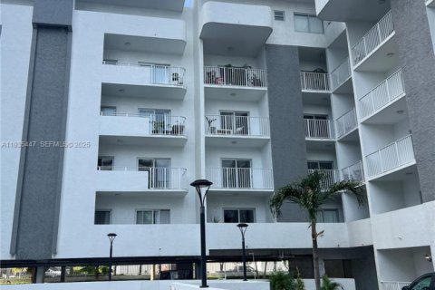 Apartamento en alquiler en Miami, Florida, 1 dormitorio, 4424.38 m2 № 1993675 - foto 1