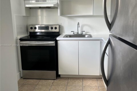 Apartamento en alquiler en Miami, Florida, 1 dormitorio, 4424.38 m2 № 1993675 - foto 9