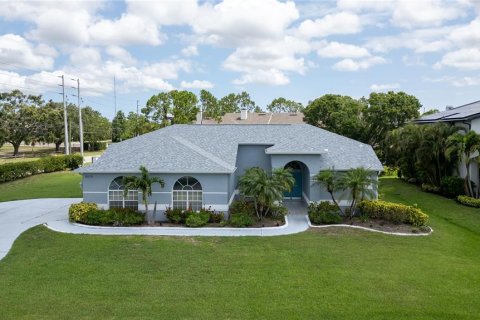 House in Seminole, Florida 3 bedrooms, 229.65 sq.m. № 1771633 - photo 1