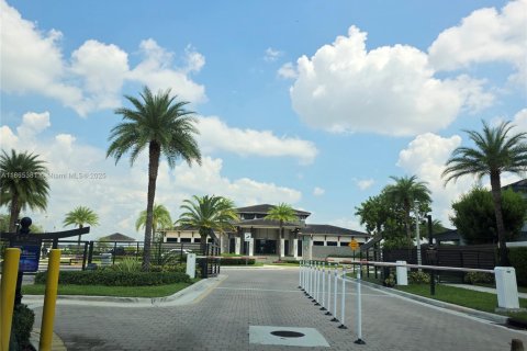 Adosado en venta en Miami Lakes, Florida, 3 dormitorios, 157.19 m2 № 1892930 - foto 2