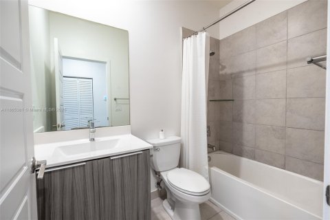 Adosado en venta en Miami Lakes, Florida, 3 dormitorios, 157.19 m2 № 1892930 - foto 24