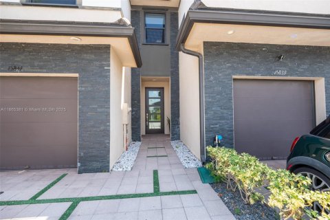Adosado en venta en Miami Lakes, Florida, 3 dormitorios, 157.19 m2 № 1892930 - foto 5