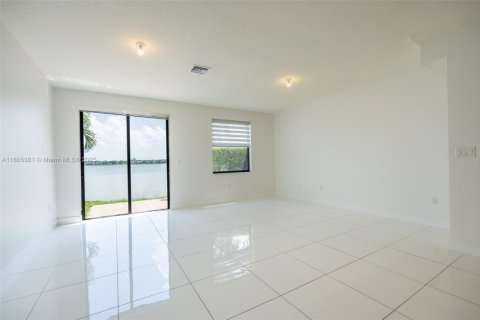 Adosado en venta en Miami Lakes, Florida, 3 dormitorios, 157.19 m2 № 1892930 - foto 14
