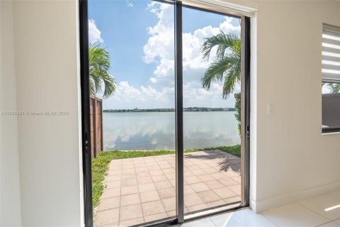 Adosado en venta en Miami Lakes, Florida, 3 dormitorios, 157.19 m2 № 1892930 - foto 16