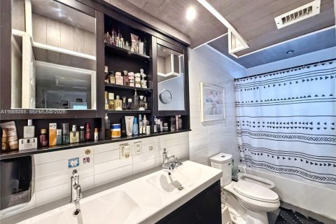 Condo in Miami Beach, Florida, 2 bedrooms  № 2026651 - photo 9