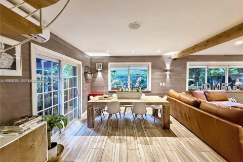 Condo in Miami Beach, Florida, 2 bedrooms  № 2026651 - photo 2