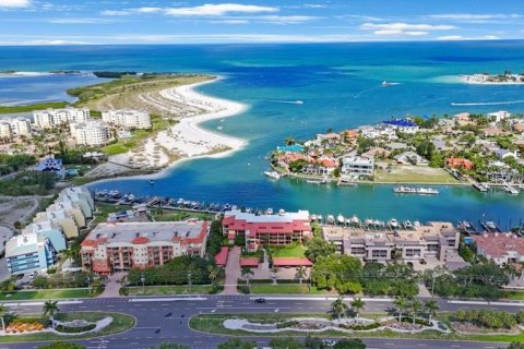 Condo in Saint Petersburg, Florida, 2 bedrooms  № 1538568 - photo 1