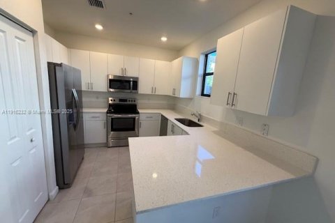 Touwnhouse à louer à Pembroke Pines, Floride: 3 chambres, 140 m2 № 1973656 - photo 3