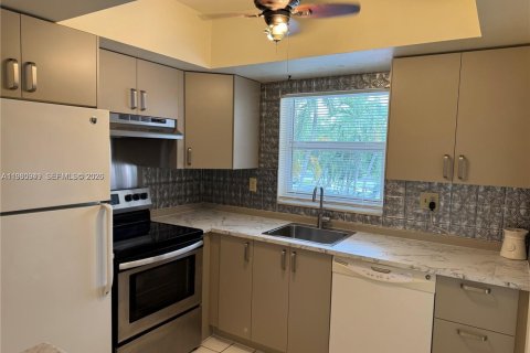 Condo in Pompano Beach, Florida, 2 bedrooms  № 2044184 - photo 7