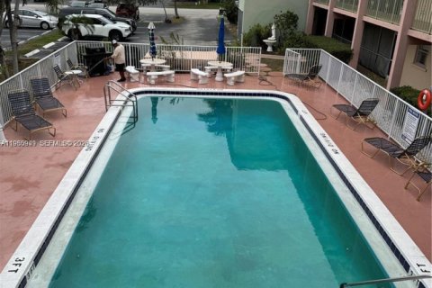 Condo in Pompano Beach, Florida, 2 bedrooms  № 2044184 - photo 2