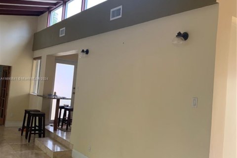 Villa ou maison à vendre à Sunny Isles Beach, Floride: 2 chambres, 129.51 m2 № 1892745 - photo 4