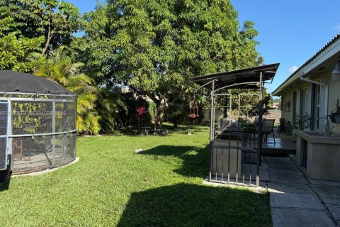 Casa en venta en Miami, Florida, 5 dormitorios, 291.71 m2 № 2027645 - foto 27